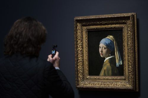 Der Publikumsandrang auf die Vermeer-Ausstellung ist enorm.  AP Photo/Peter Dejong