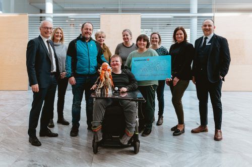 Der Spendenscheck in Höhe von rund 33.700 Euro wurde kürzlich an Maximilian und seine Familie übergeben.  Sparkasse