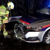 Frau ohne Führerschein verursacht Unfall mit Polizeiauto