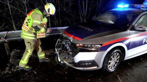Der Unfall passierte in einer Rechtskurve. Das Polizeiauto krachte in das Auto der 28-Jährigen, das quer zur Fahrbahn stand.  M. Shourot
