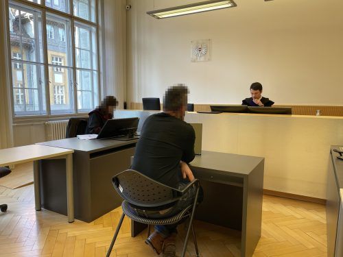 Der vorbestrafte Angeklagte hat versucht, einen Polizisten zu treten. Er verfehlte ihn jedoch. VN/HARTMANN