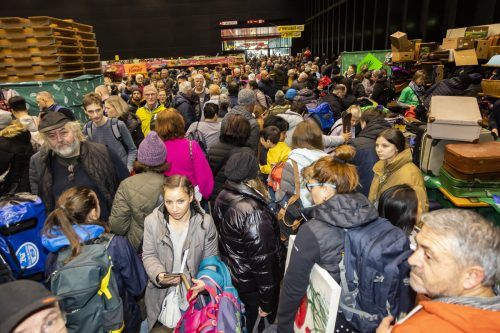 Dicht an dicht drängen sich die Besucher auf dem Flohmarkt in Dornbirn. Und in einer halben Stunde sollten sie alle gehen.  VN/Paulitsch