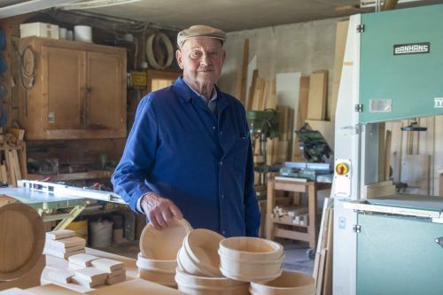 Die Arbeit gibt dem Leben von Josef Lässer Sinn. Selbst mit 96 ist der Küfermeister noch jeden Tag in seiner Werkstatt tätig.  VN/Paulitsch