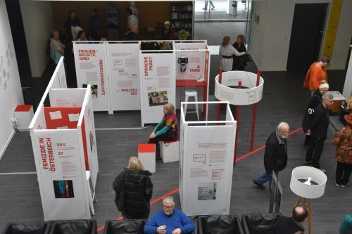 Die Austellung „die rote Linie“ gegen häusliche Gewalt wurde vom ifs und dem Frauenmuseum Hittisau konzipiert. BP (3)