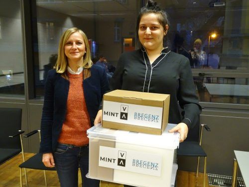 Die Boxen beinhalten Labormaterialien im Wert von circa 900 Euro. 