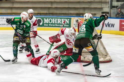 Die Bregenzerwälder Stürmer Richard Schlögl und Waltteri Lehtonen (r.) machen Druck auf das Tor des KAC.  stiplovsek