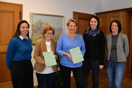 Die Broschüre zu „Dornbirn lässt kein Kind zurück“ wurde im Rathaus vorgestellt. Stadt