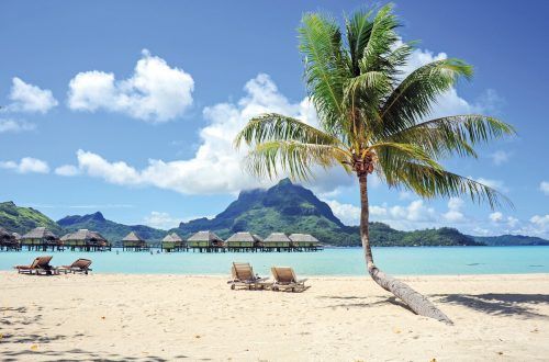 Die Bucht auf Bora Bora gehört für viele zu den schönsten der Welt. Leider liegt die reine Flugzeit dorthin bei 22 Stunden. Shutterstock (6)