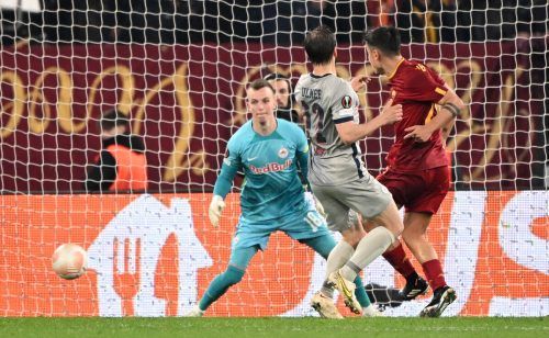 Die Entscheidung: Paulo Dybala erzielt mit diesem Schuss die 2:0-Führung für AS Roma gegen RB Salzburg. Reuters