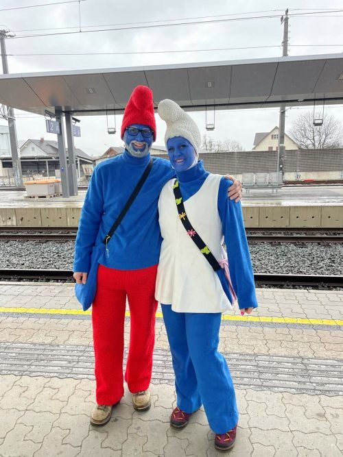 Die Faschingsfans Manuela und Christian Frick aus Muntlix haben sich beim Umzug in Klaus als Papa Schlumpf und Schlumpfine verkleidet.