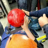 Feuerwehr Hohenems befreit junge Frau von Bowlingkugel