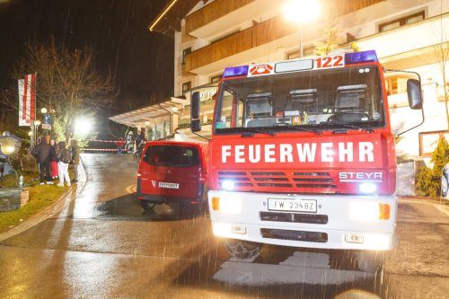 Die Feuerwehr und Rettung rückten am Freitagabend mit einem Großaufgebot aus. Für den Hoteldirektor und den Hausmeister kam jede Hilfe zu spät.  VN/Hofmeister