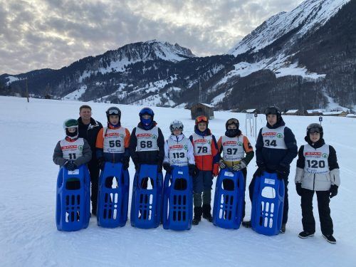 Die Feuerwehrjugend holte sich beim Rodelrennen den 1. Platz in der Teamwertung. FW
