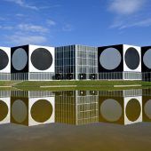 Miriam Prantl und Stefan Faas in der Vasarely Foundation