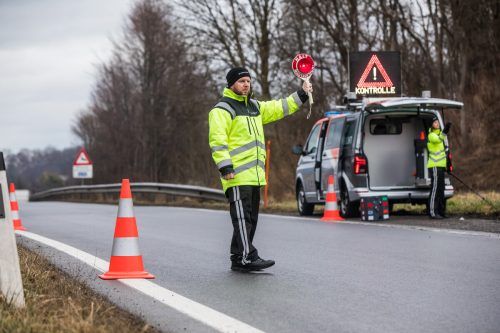 Die Halttafel muss nur jene Autofahrer schrecken, die keine gültige Autobahnvignette haben.