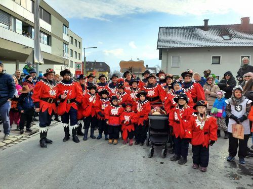 Die jubilierende Fasnatzunft Buch – hier eine Abordnung beim Umzug in Thüringen - lädt am 12. Februar zum närrischen Spektakel. mst/“