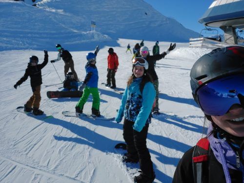 Die Jugendlichen hatten beim Snowboarden am Sonnenkopf offenkundig viel Spaß. OJAL