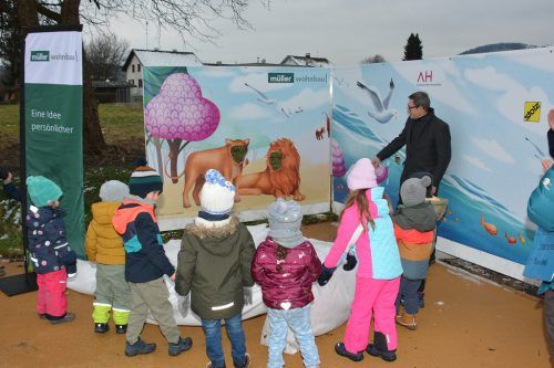 Die Kinder des Kinderhauses Altach zeigten sich begeistert von den tierischen Gucklöchern.  