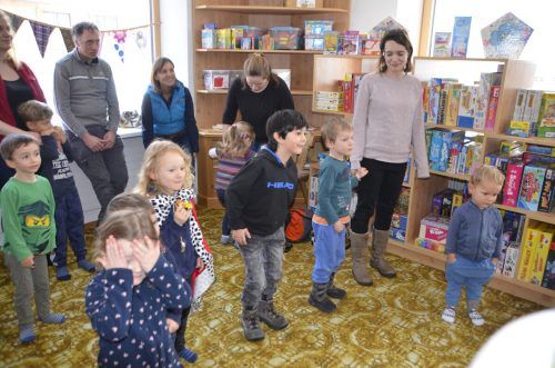 Die Kinder hatten beim Tag der offenen Tür des Spielezimmers Klostertal-Arlberg zusammen mit Sänger Konrad Bönig jede Menge Spaß.  DOB