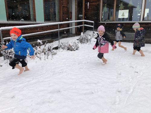 Die Kinder können täglich ihren Bewegungsdrang ausleben. Ein Schneelauf durch den Garten ist ein Highlight im Winter. Kindergarten Schwarzenberg/3