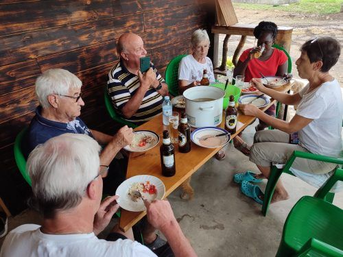 Die Klostertaler Helfer Ruth Warger, Margot Dünser, Hans Dirnbauer und Richard Burtscher mit Bruder Erich beim Mittagessen. privat