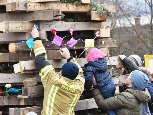 Die meisten Funkenfiguren, die am Samstagnachmittag im Feuerwehrhaus gebastelt werden, werden an den Kinderfunken gesteckt.  AJK/2