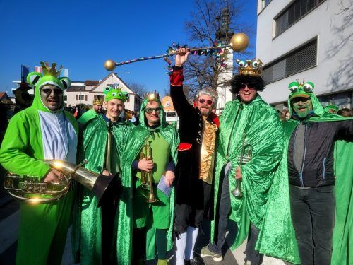 Die Musikanten sorgten als „Froschkönige“ für den guten Klang.  bms/6