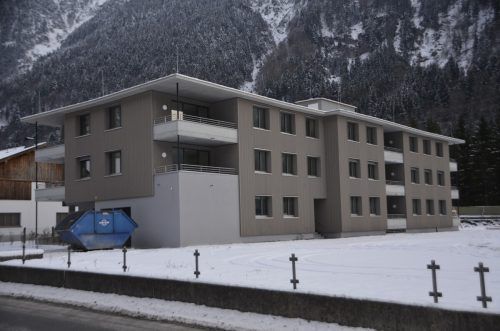 Die neue Wohnanlage der Alpenländischen fügt sich mit ihrer Holzfassade sehr gut in das Gesamtbild ein. DOB