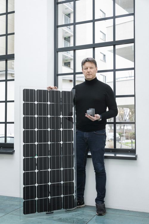 Die „Plug-and-Play“-Lösung von mo energy systems erlaubt die einfache, sichere und schnelle Montage und Installation der PV-Fassadenanlagen. 