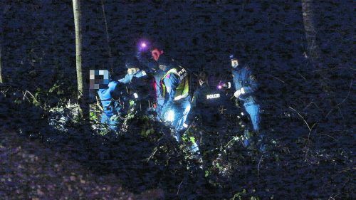Die Polizeibeamten stöberten den Flüchtigen schließlich mit Hilfe einer Wärmebildkamera im Unterholz auf und nahmen ihn fest.  m. shourot