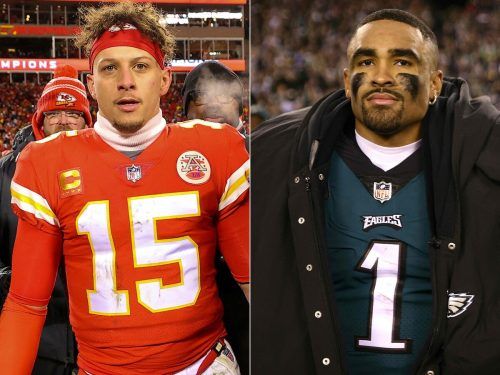 Die Quaterbacks Patrick Mahomes (l.) und Jalen Hurts (r.) duellieren sich um die Krone des Footballs. Apa