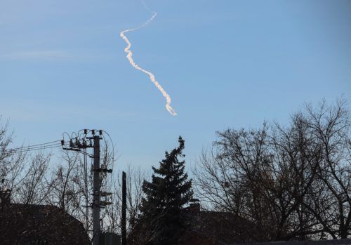 Die russischen Raketenangriffe nehmen kein Ende. Diese Aufnahme stammt aus der Nähe der Hauptstadt Kiew. Reuters