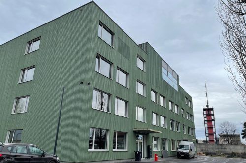 Die Schule wurde um ein Stockwerk für den Turnsaal erhöht.