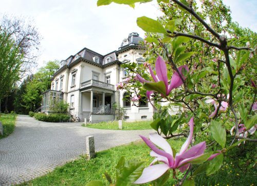 In der Villa Grünau beschloss die Gemeindevertretung unter anderem die Investition von 120.000 Euro in Hochwasserschutz. ajk