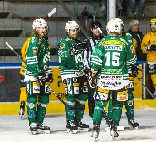 Die Wälder freuten sich über den späten Sieg im Dornbirner Messestadion. Paulitsch