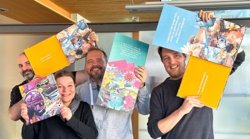 Die Werbeagentur die3 wurde für den Geschäftsbericht 2021 der Euram Bank gewürdigt. Im Bild: Sascha Grabherr, Petra Lorenz-Grass, Mario Lorenz und Alex Welzenbach. die3