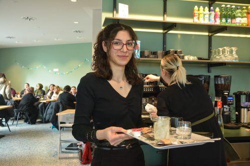 Dilara Haybat (25) ist die Inhaberin des Cafés im Pfarrweg. bvs