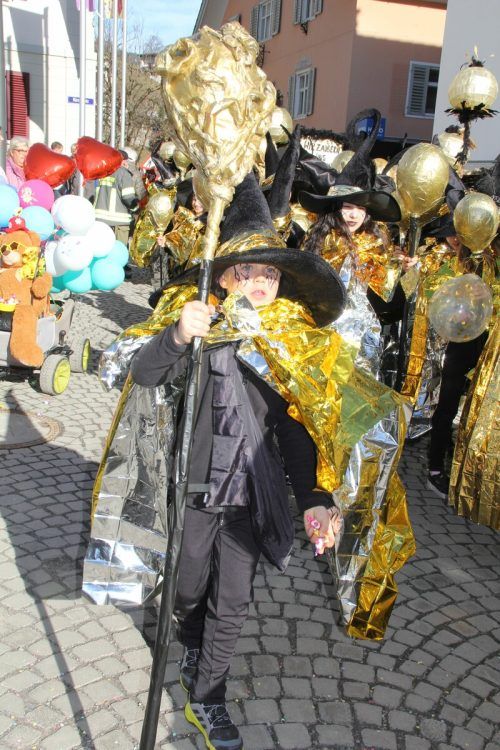 Durch den goldenen Umhang schillerten diese Hexen. 