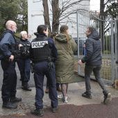 Schüler sticht auf Lehrerin ein