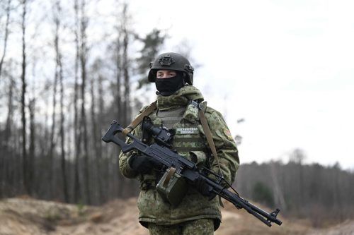 Ein Grenzsoldat aus Belarus patrouilliert bei Divin, am Übergang zur Ukraine. AFP