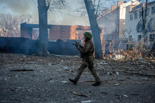 Ein ukrainischer Soldat geht durch Bachmut. Die Stadt wird seit Monaten von Russland fast ununterbrochen attackiert. Reuters