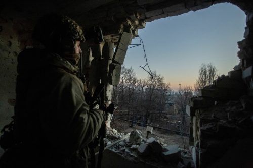 Ein ukrainischer Soldat steht in der stark umkämpften Stadt Bachmut in der Region Donezk im Osten der Ukraine Wache.  Reuters
