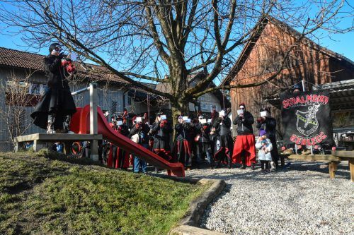 Eine ganz besondere Überraschung erhielten die Kinder im Zwergengarten Montfort. Dort kam am Faschingsdienstag der Schalmeienzug Kehlegg auf Besuch. bvs/5