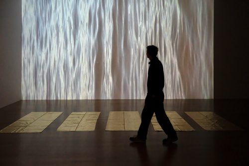 Eine Installation von Edith Dekyndt. 