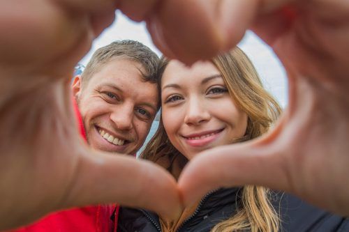 Einfach herzig: Viktoria Kohl-Martinez und Jonas Chromy feiern den Tag der Liebe ganz romantisch.   VN/Steurer