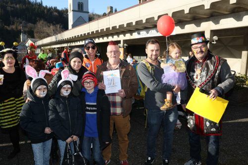 Einige der Hauptgewinner mit Moderator und Ortsvorsteher Fredy Himmer. AME