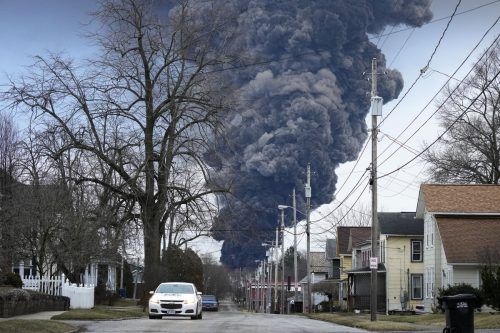 Einige der mit Chemikalien beladenen Waggons sind in Flammen aufgegangen.  AP