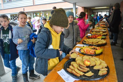 Einmal im Monat erhalten die Schüler der Volksschule Hasenfeld kostenlos eine gesunde Jause vom Elternverein.