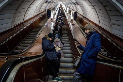 Einwohner suchen bei Luftalarm in der Kiewer U-Bahn Schutz.
