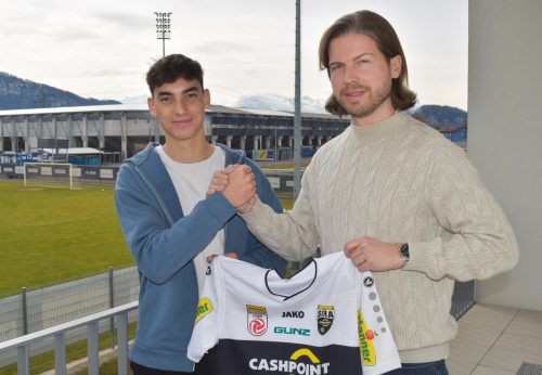 Emre Yabantas (19) und SCRA-Sportdirektor Georg Festetics nach der Vertragsunterzeichnung. SCRA